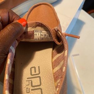 Rose gold, gently used(worn twice) very cute Hey Dudes.